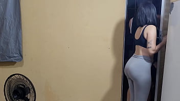 Personal da academia oferece ajuda a aluna e ele vai a sua casa lhe dar uma aula particular