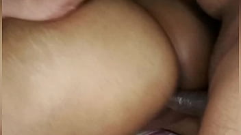 Follando de perrito a culona morena hasta llenarle el coño de leche