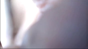 Esposa infiel me abre la puerta cuando su marido se va para la mina