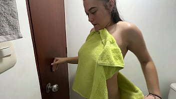 Quedo atrapada en el baño y llamo a mi pequeño enano hermanastro para que me ayude a salir a cambio le dejo meterle su enorme y rica polla por mi apretado coño hasta terminar llena de su cremosa leche