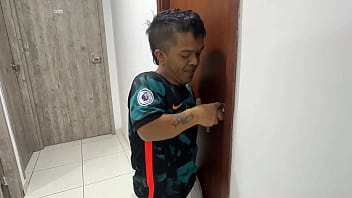 Quedo atrapada en el baño y llamo a mi pequeño enano hermanastro para que me ayude a salir a cambio le dejo meterle su enorme y rica polla por mi apretado coño hasta terminar llena de su cremosa leche