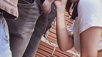 Chupei o nerdola da minha sala pra ele me ajudar na prova de matemática se não der certo vou ter que chupar meu professor também mas ele tem o pau minúsculo