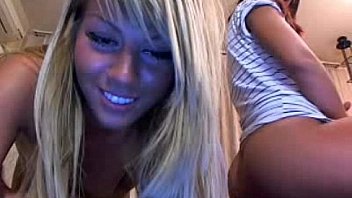 Dos amiguitas calentando al personal en su webcam