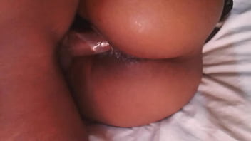 Putinha gostosa com buceta cremosa gosta de chupar pau e levar gozadas quentes starbaby