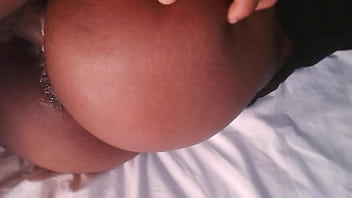 Putinha gostosa com buceta cremosa gosta de chupar pau e levar gozadas quentes starbaby