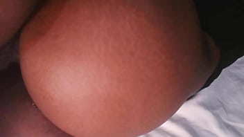 Putinha gostosa com buceta cremosa gosta de chupar pau e levar gozadas quentes starbaby