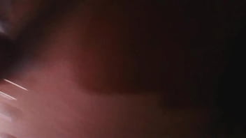 Putinha gostosa com buceta cremosa gosta de chupar pau e levar gozadas quentes starbaby