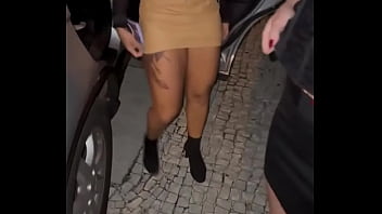 Estavamos nos preparando para aprontar o corno não perdeu a chance de pegar o celular e mostrar os detalhes dessa noite