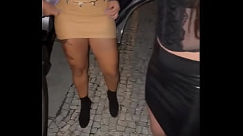 Estavamos nos preparando para aprontar o corno não perdeu a chance de pegar o celular e mostrar os detalhes dessa noite