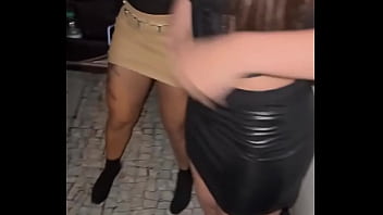 Estavamos nos preparando para aprontar o corno não perdeu a chance de pegar o celular e mostrar os detalhes dessa noite Estavamos nos preparando para aprontar o corno não perdeu a chance de pegar o celular e mostrar os detalhes dessa noite