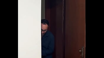 Marido corno vendo a mulher foder com o estilista safado