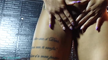 Fode a buceta dela que eu vou lamber esse cuzinho