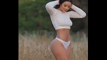 Morena de branco desfilando