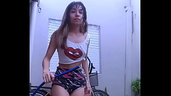 Bonneyuwu 3 16 mojandome en el patio con agua helada