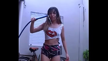 Bonneyuwu 3 16 mojandome en el patio con agua helada