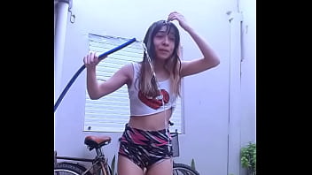 Bonneyuwu 3 16 mojandome en el patio con agua helada