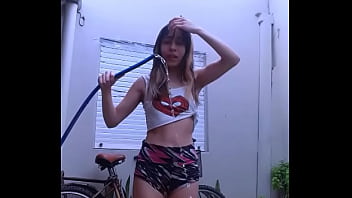 Bonneyuwu 3 16 mojandome en el patio con agua helada