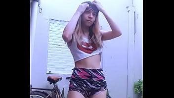 Bonneyuwu 3 16 mojandome en el patio con agua helada