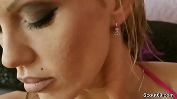 Mutter fickt mit ihrem stief sohn und steckt sich dildo anal