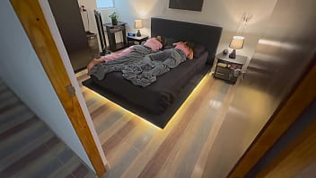 El novio de mi amiga me folla cuando ella esta descansando parte 1