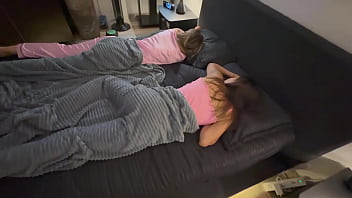 El novio de mi amiga me folla cuando ella esta descansando parte 1