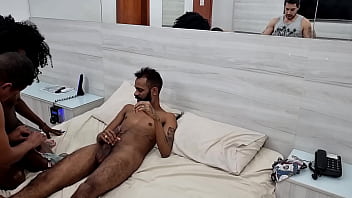 Bastidores da gravação da novinha safada alicia ribeiro fodendo com 2 machos pro jr doidera gravar