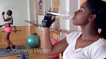 Hard body british babe shows downblouse and cameltoe in gym