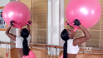 Hard body british babe shows downblouse and cameltoe in gym