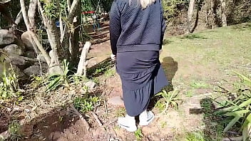 2 gostosas se exibindo na rua em jardim público o que vocês acham