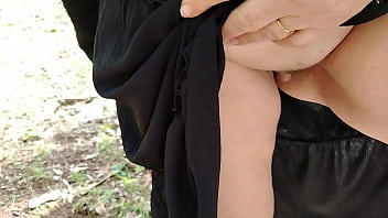 2 gostosas se exibindo na rua em jardim público o que vocês acham