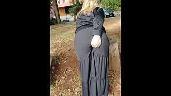 2 gostosas se exibindo na rua em jardim público o que vocês acham