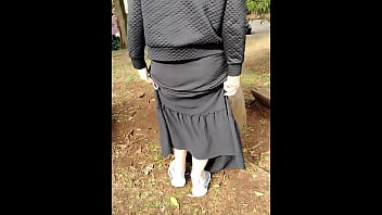 2 gostosas se exibindo na rua em jardim público o que vocês acham