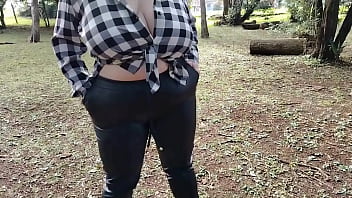 2 gostosas se exibindo na rua em jardim público o que vocês acham