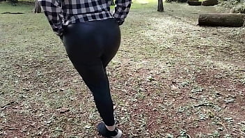 2 gostosas se exibindo na rua em jardim público o que vocês acham