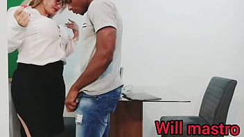 Empurrei o mastro na buceta branca