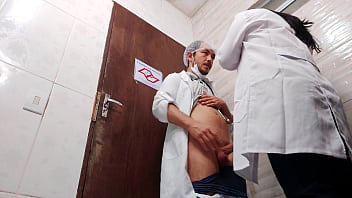 Enfermeira tira a camisinha transando com doutor asiático no banheiro do hospital