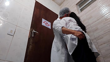 Enfermeira tira a camisinha transando com doutor asiático no banheiro do hospital