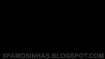 Novinha rebolando com shortinho no rabo