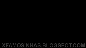 Novinha rebolando com shortinho no rabo