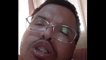 Tiozao Caindo De Boca Na Linguiça thumbnail