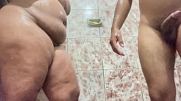 Fodo minha vizinha no banho gozei na bunda da safada completo no red