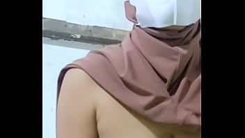 Memakai hijab sambil telanjang pengen di kentot kontol yang besar Memakai hijab sambil telanjang pengen di kentot kontol yang besar