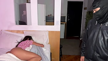 Mascarado invade casa da novinha e come ela