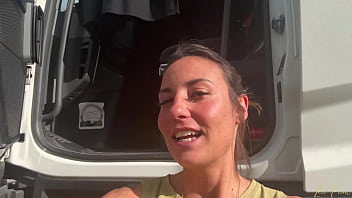 Léa pam se fait plaisir 3 fois dans la cabine de ce poids lourd 3 orgasmes 3