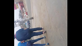 Chica buen culo apretado en jeans azul