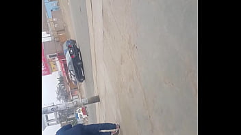 Chica buen culo apretado en jeans azul