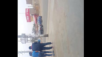 Chica buen culo apretado en jeans azul