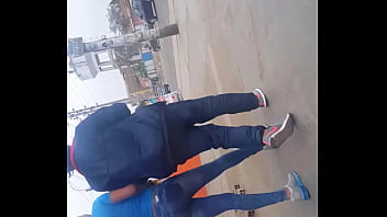 Chica buen culo apretado en jeans azul