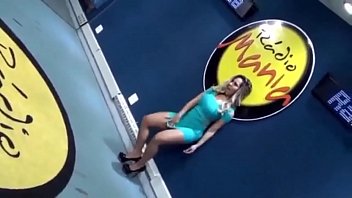 Novinha loirinha rebolando na pica