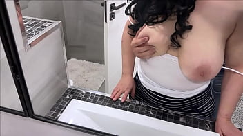 Stepmom showed off her big ass and gave a gentle blowjob before anal sex